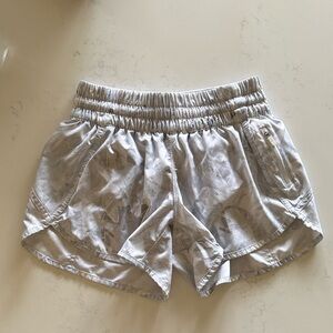 Lululemon white print shorts sz6